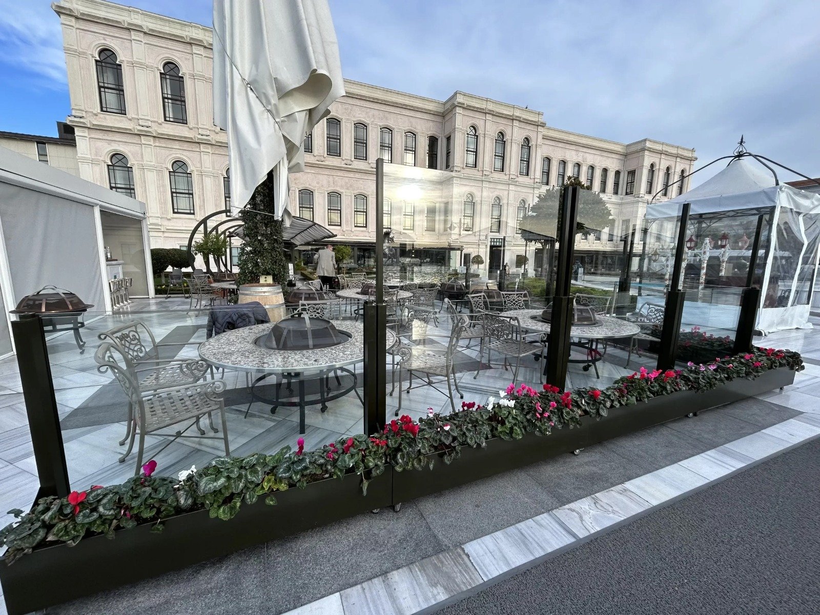 Coupe-vent en verre oscillant France | Projet de terrasse d'hôtel EncoArt