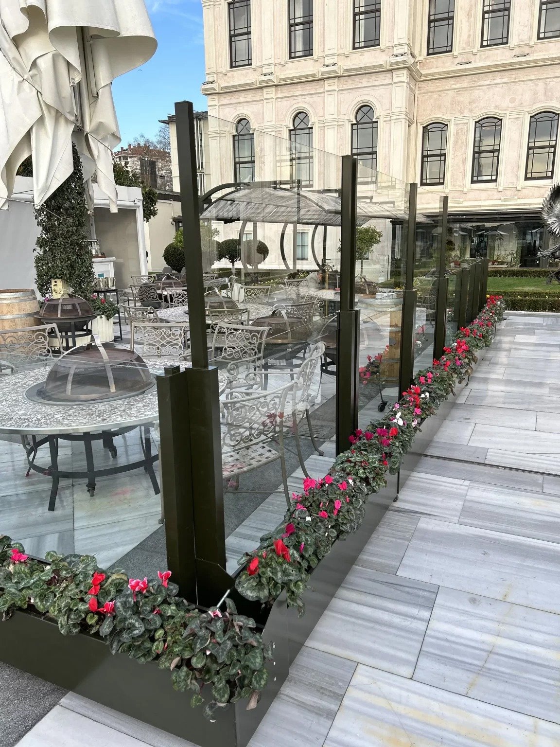 Brise-vent en verre pour restaurant à Izmir | Projet de terrasse d'hôtel EncoArt