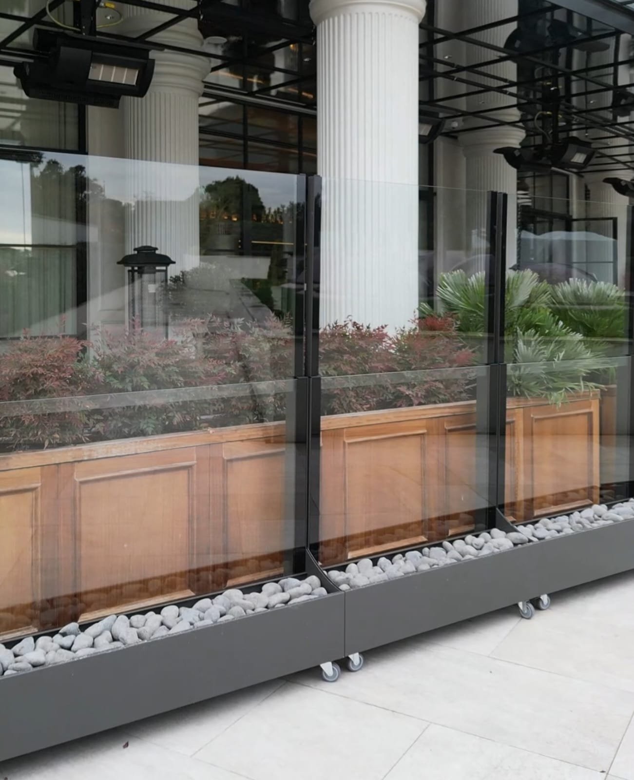 Pare-vent en verre pour restaurant France | Projet de terrasse d'hôtel EncoArt