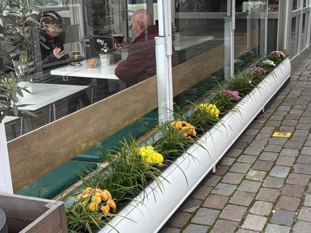Pare-vent et séparateur de verre pour restaurant en Belgique | Projet de terrasse d'hôtel EncoArt