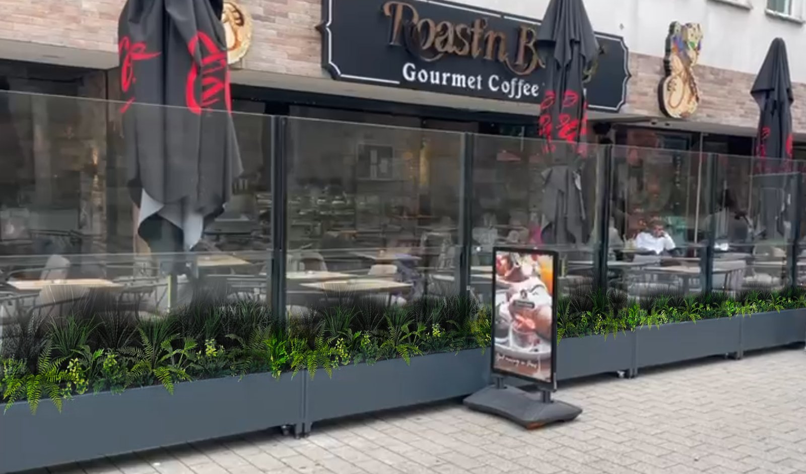 kafe rüzgar kırıcı cam çiçeklikli sistem