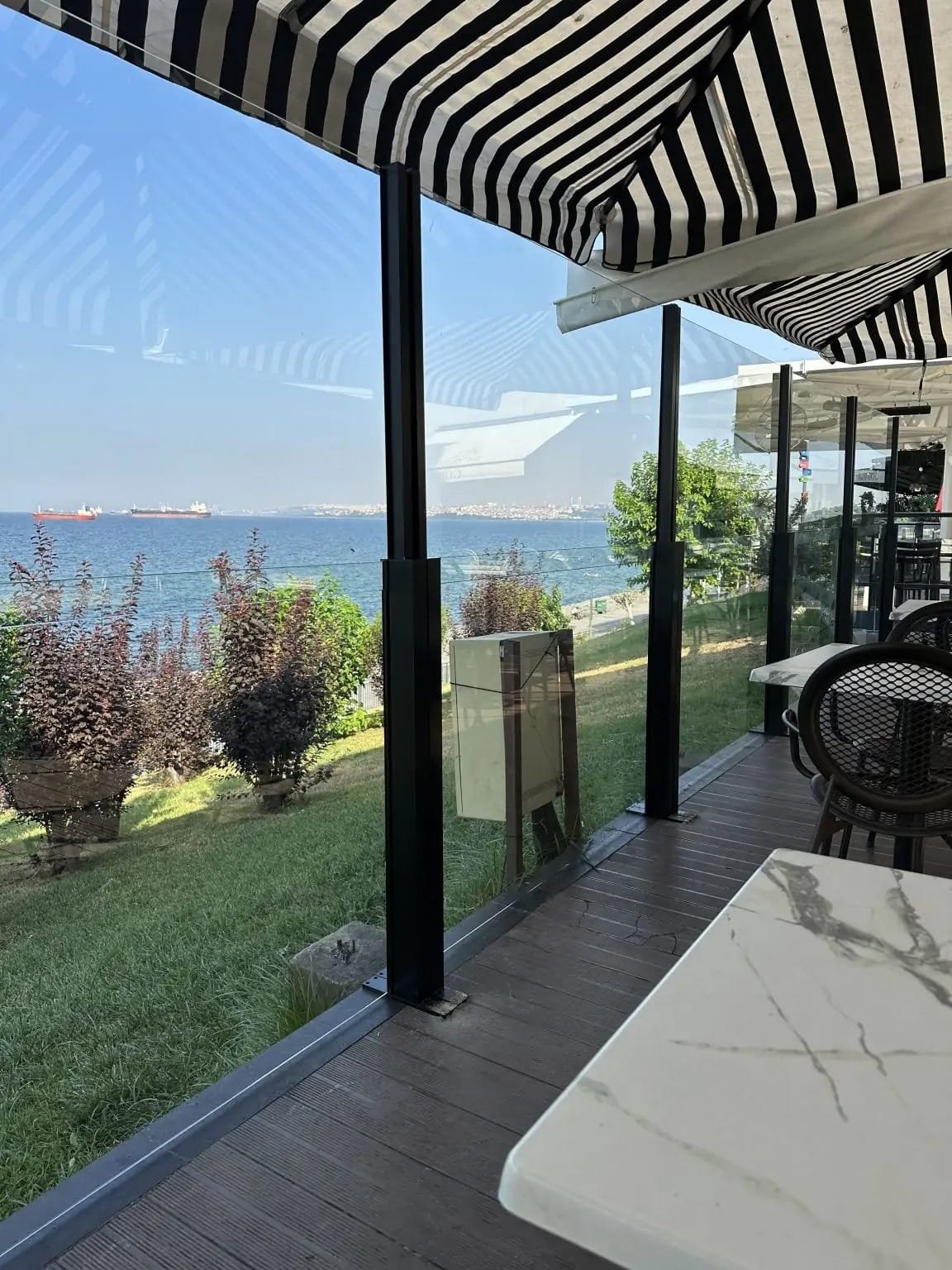 rüzgar kırıcı cam sistemi yakın görünüm