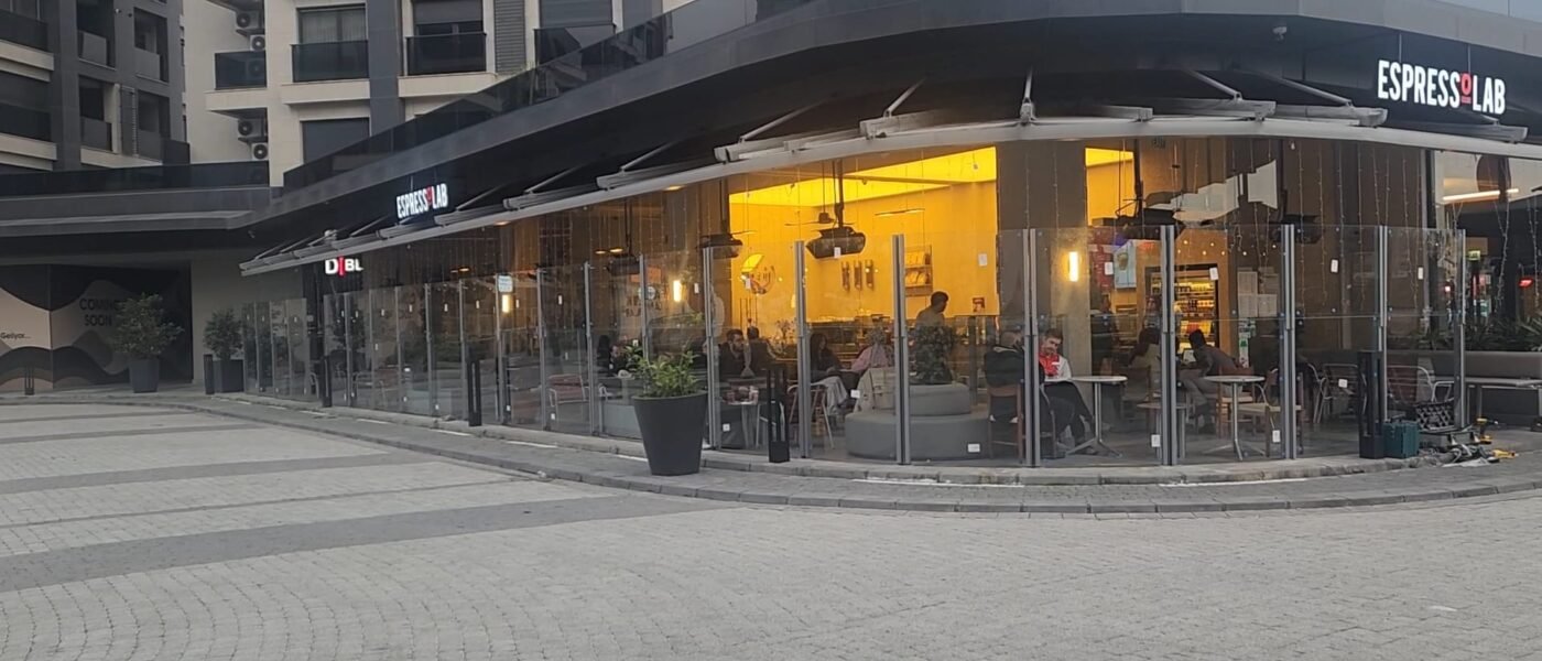 Oturma Alanlı Saksılı Rüzgar Kırıcı Cam İkisi bir arada oturma gruplu ve saksılı rüzgar kırıcı cam